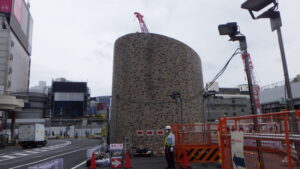 令和8年6月　東京都第二市街地整備　新宿西口ロータリー　ポンプ用仮設電源増設及び電源幹線工事